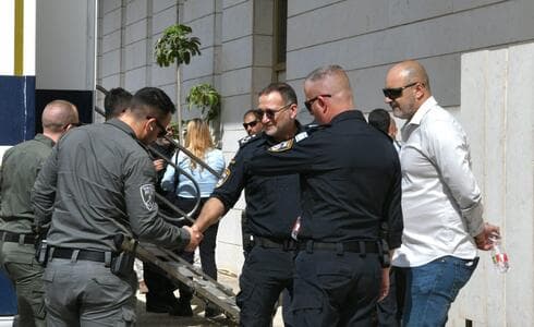 מפכ"ל המשטרה קובי שבתאי ומפקד המחוז