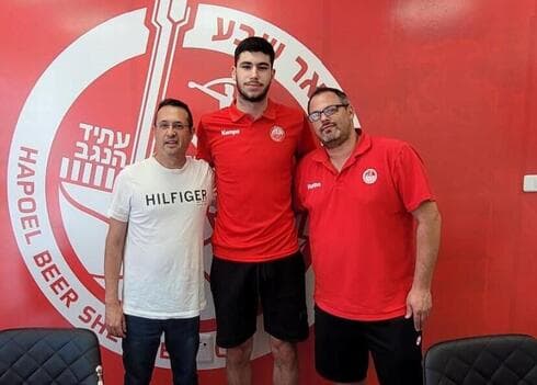 אבקסיס (במרכז) עם רשף (מימין) ומנכ"ל המועדון, תומר ירון. יקבל במה בדימונה (צילום: הפועל "אלטושלר שחם" ב"ש/דימונה) השחקן עם עמית רשף (מימין) ומנכ"ל המועדון, תומר ירון