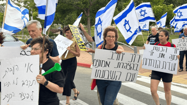 עשרות חוקים על שלטי המחאה. המפגינים