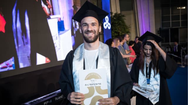 סגל עם הדיפלומה. לא פחות חשוב מכל תואר ספורטיבי אחר