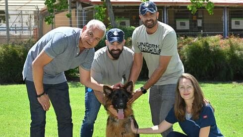 הכלב זאוס עם הווטרינרים והשוטרים