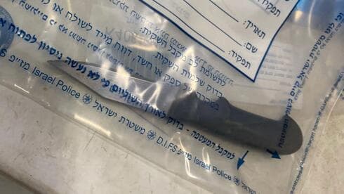 הסכין עמה דקר החשוד (צילום: דוברות המשטרה) הסכין עמה דקר החשוד