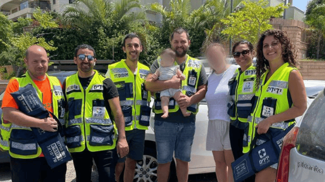 מתנדבי ידידים אחרי חילוץ התינוקת