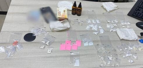 הציוד שנתפס אצל החשוד (צילום: דוברות המשטרה) הציוד שנתפס אצל החשוד