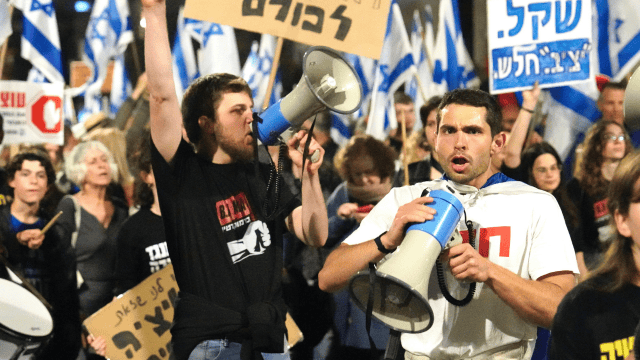 המחאה נגד המהפכה המשפטית מול בית הנשיא המחאה נגד המהפכה המשפטית מול בית הנשיא