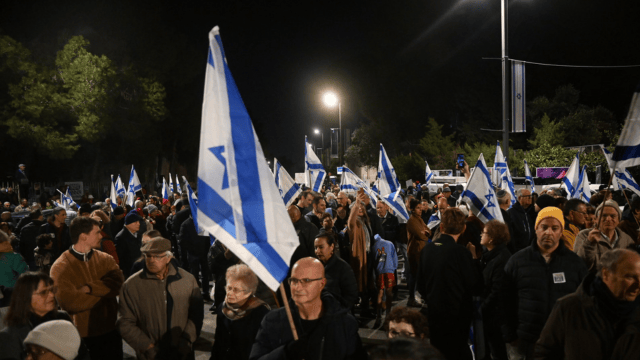 המחאה נגד המהפכה המשפטית מול בית הנשיא (צילום: אלכס קולומויסקי) המחאה נגד המהפכה המשפטית מול בית הנשיא