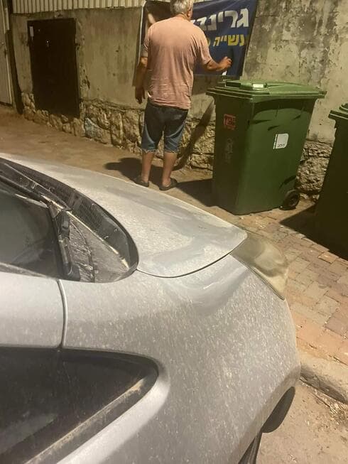 כתובת גרפיטי על שלט חוצות של רמי גרינברג