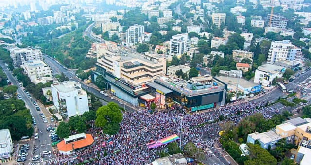 עשרות אלפים בחורב