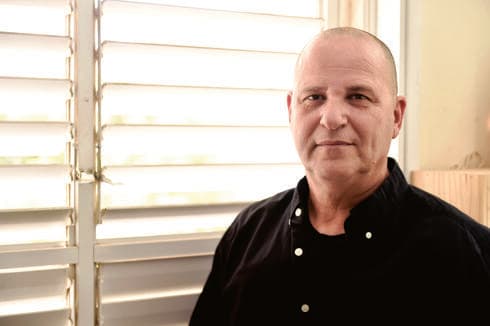 שמיל בן אריה. מסתובב עם אולר בכיס שמיל בן אריה. מסתובב עם אולר בכיס