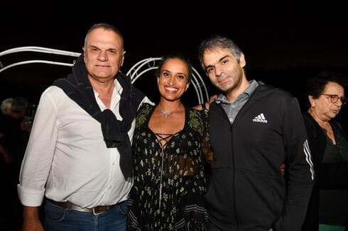 חיים חמי (משמאל) ונביל עבוד-אשקר עם אחינועם ניני (צילום: שרית עוזיאלי) חיים חמי עם אחינועם ניני