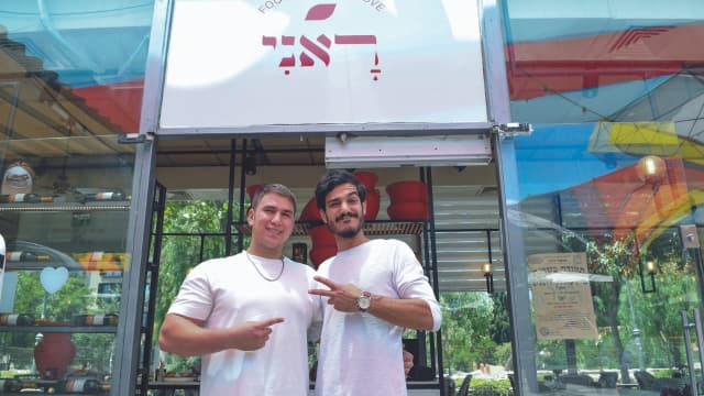 יצחק ג'רבי ואיתן סילבסטר