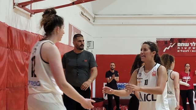 אור שלום (מימין) וזלין. שתי שחקניות משמעותיות בסגל