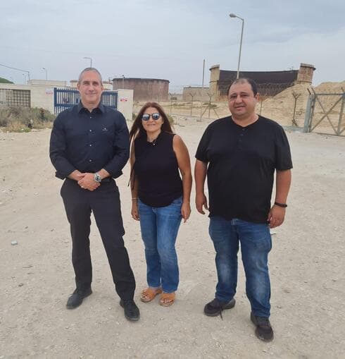 ח"כ חנוך מילביצקי בסמוך לחוות מיכלי תש"ן בקרית חיים יחד עם צילה ברוך וברוך שמאילוב (צילום: דוברות ועד קרית חיים) ח"כ חנוך מילביצקי בסמוך לחוות מיכלי תש"ן בקרית חיים יחד עם יו"ר ועד קרית חיים, צילה ברוך, וסגן יו"ר הוועד, ברוך שמאילוב