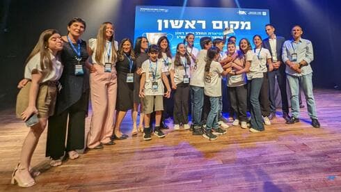 הקבוצה הזוכה מבית ספר סמילנסקי