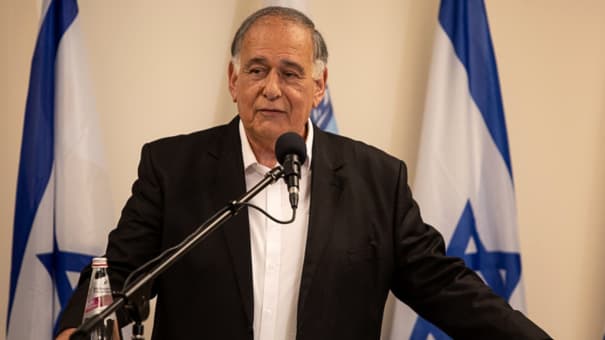 חושף תוכניות. יהב