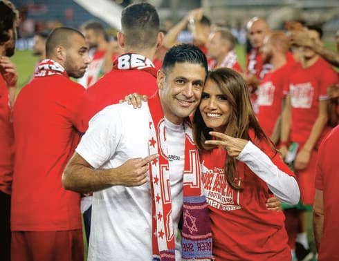 עם אלונה ברקת. "אליניב הדביק באמונה שלו ובתשוקה שלו את כל המועדון"