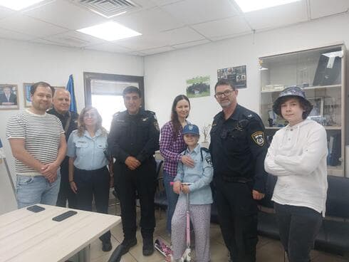 בת ה-8 והשוטרים