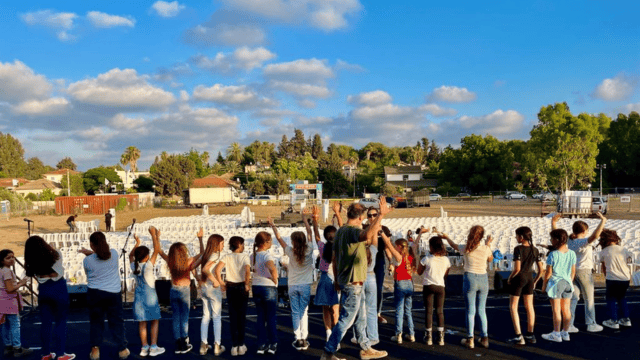 המופע ייערך על גדות נחל תנינים