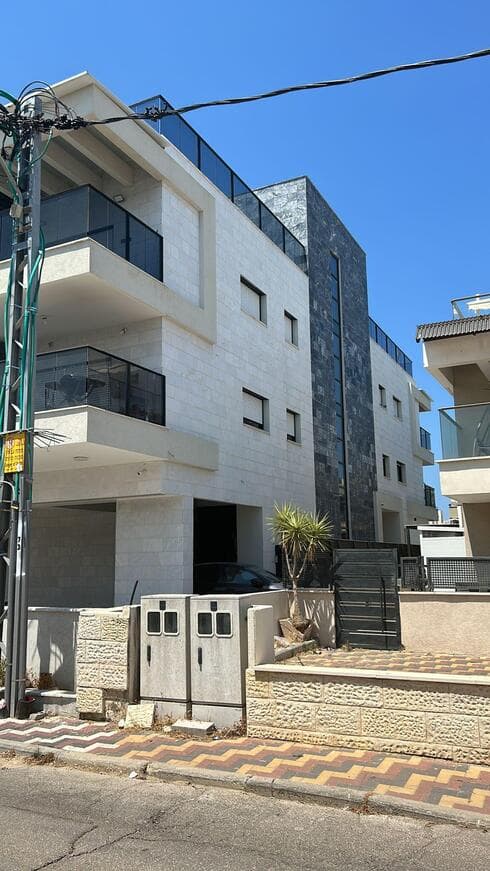 "בני הזוג לא רכשו בית למגורים אלא מגרש לבניית בניין". הבית ברח' יוסף פישר בקרית ביאליק (צילום: פרטי) ביתו של אזריאל ברח' יוסף פישר בקרית ביאליק