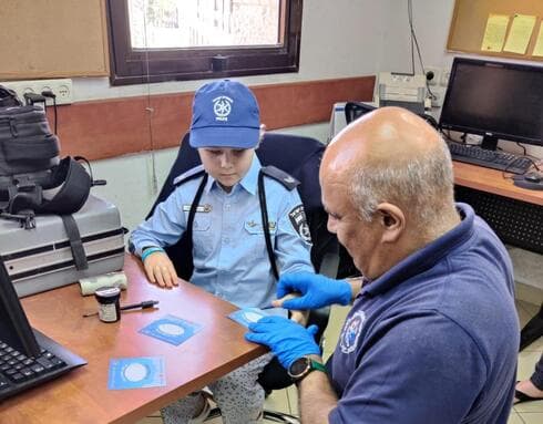 בת ה-8 והשוטרים