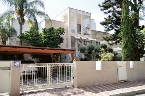 שלושה בניינים בני 7 קומות. רחוב קק"ל בקרית ביאליק
