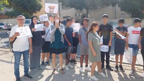 המחאה היום מול בית ספר ישיבת "נתיבות חיים" 