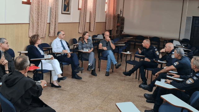 הרגישות מובנת. הפגישה בין הצדדים