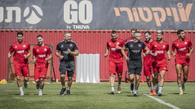 שחקני ב"ש באימון הראשון. יוצאים לדרך ארוכה