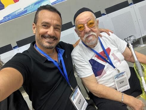 האב הגאה איתן והסב המאושר צ'רלי. "אורי צובר ערכים וחי את חלומו"