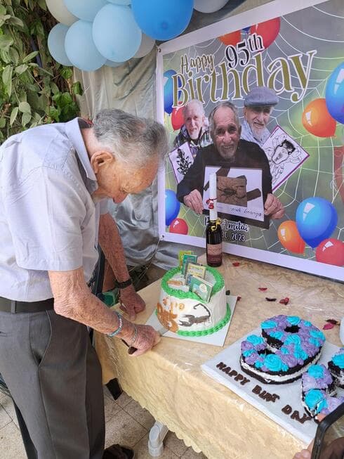 אמתי פנחס. "עשה הכל מאהבה"