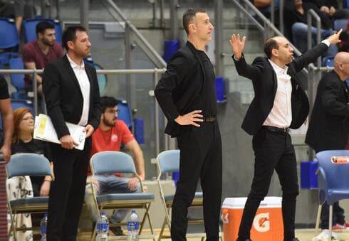 קפלן (מימין) לצדו של ליובין. קפלן קיבל הצעה לחוזה ארוך בב"ש שבסיומו יהפוך למאמן ראשי