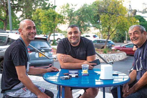 יושבים בבית הקפה בקטמון