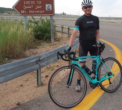 חסנוב עם האופניים בדרך לחרמון