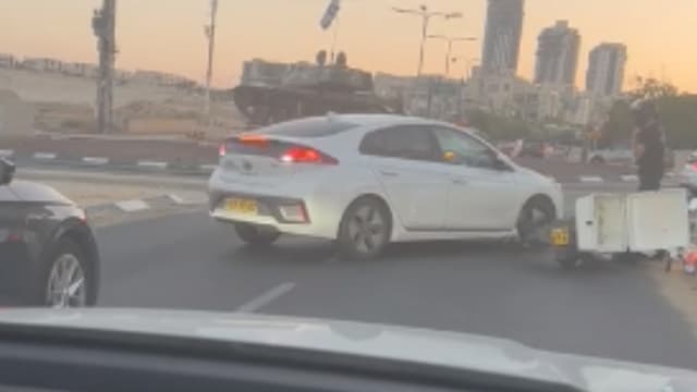 התאונה בנווה זאב הפכה לקטטה (צילום מתוך הסרטון: מתוך הרשת, שימוש לפי סעיף 27/א לחוק זכויות היוצרים) התאונה בנווה זאב הפכה לקטטה