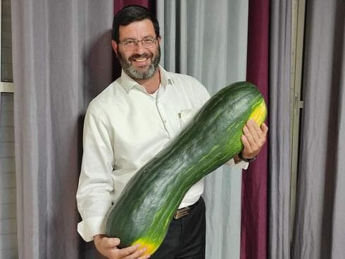 הדלעת הענקית בידיו של ירון קדושים
