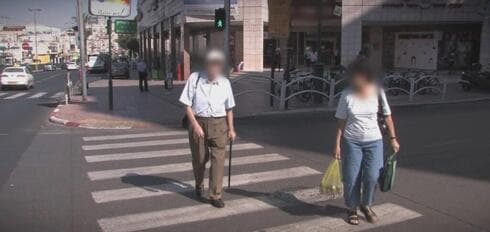 קשישים במעבר חציה מסוכן