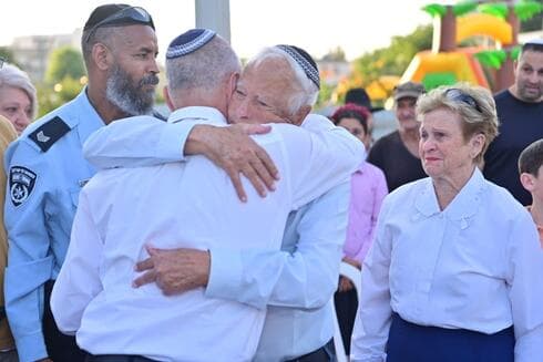 ראש העיר אבי אלקבץ מחבק את אביו בטקס