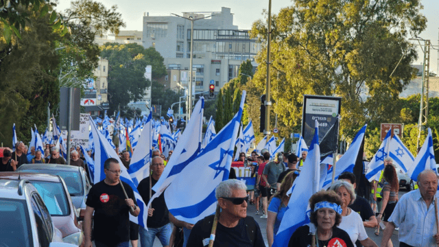 צועדים בשדרות מוריה