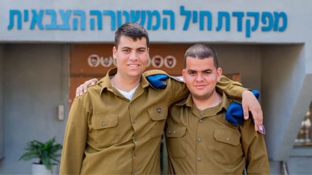 מימין: ארז מנדלסון ואחיו גיא