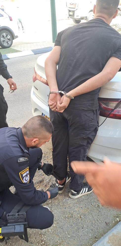 פקחי השיטור העירוני עוצרים את השב"ח
