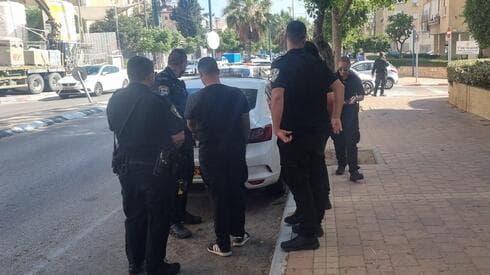 פקחי השיטור העירוני עוצרים את השב"ח