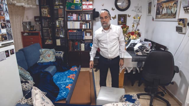 כדי לפתוח את המקרר במטבח אני צריך בכל פעם להזיז מיטות". אוחנה בדירתו (צילום: עמית שאבי) כדי לפתוח את המקרר במטבח אני צריך בכל פעם להזיז מיטות". אוחנה בדירתו
