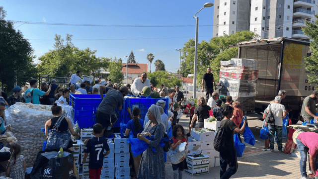 מכירת הפירות והירקות בפרדס חנה