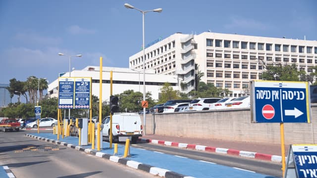 מאיר. חלק חונים בקניון מרוחק
