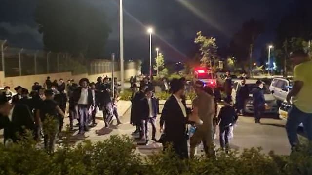 המפגינים ליד מתקן הכליאה נווה צדק