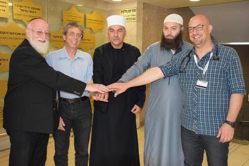 מושיטים ידיים לשלום