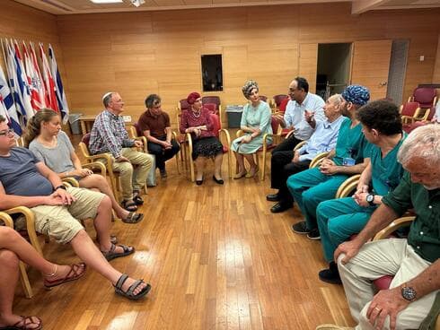 המפגש בהדסה עם בני משפחה של לוסי די ז"ל (צילום: דוברות הדסה) המפגש בהדסה עם בני משפחה של לוסי די ז"ל