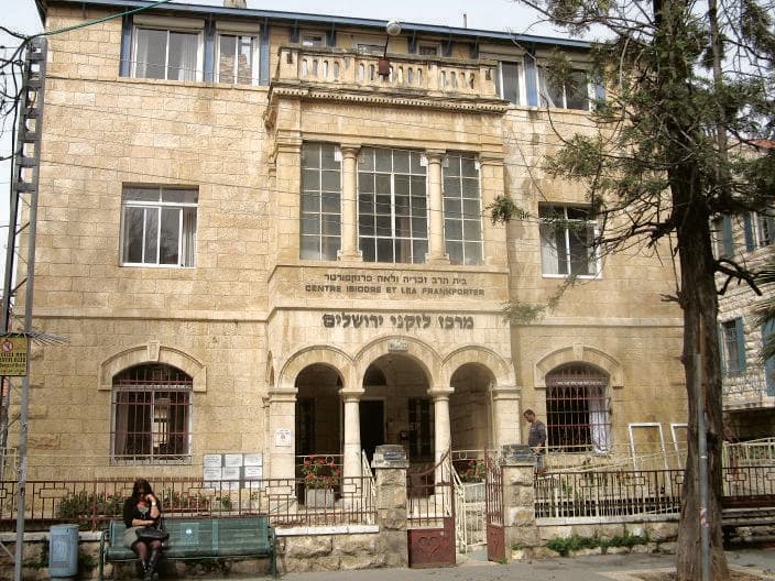 עזרה לקשיש על שם פרנקפורטר. מאות מבני הגיל השלישי מגיעים לפעילויות על בסיס יום-יומי