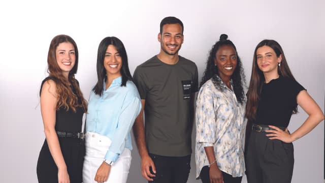 מימין: יובל בן חמו, חגית אבתון, יגל קוזחי, אפרת גיאת, קארין מומיקה