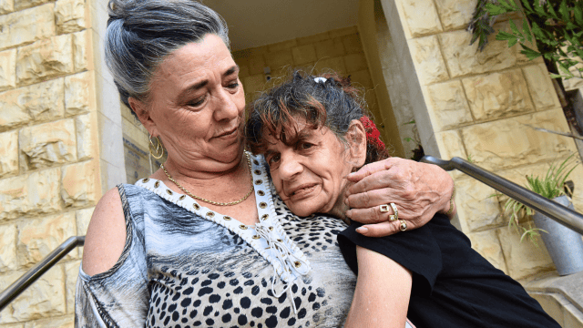 הייתי רוצה לקחת את כולם אלי הביתה. סוזי השבוע בהוסטל (צילום: נחום סגל) אנחנו משפחה. סוזי ו"הילדים"